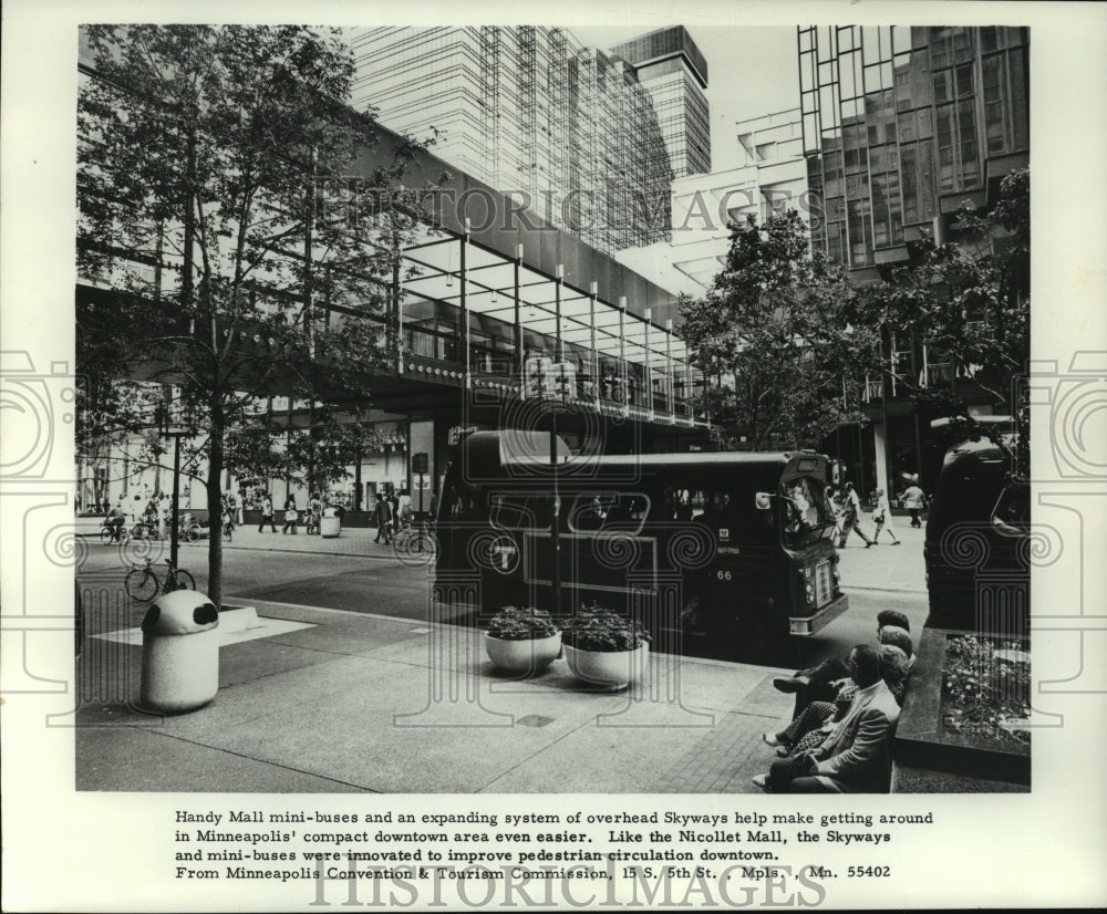 1974 Press Photo Mini-buses and Skyways in Nicollet Mall in Downtown Minneapolis- Historic Images