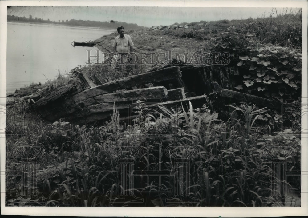 1988 Press Photo Andrew Douglas looked over a Civil War-era boat - Historic Images