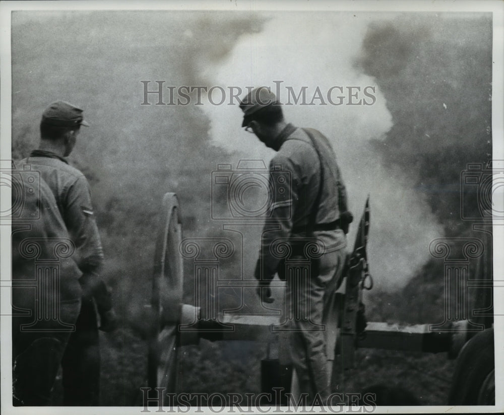 1960 Press Photo Contestant participates in accuracy firing of Civil War cannon- Historic Images