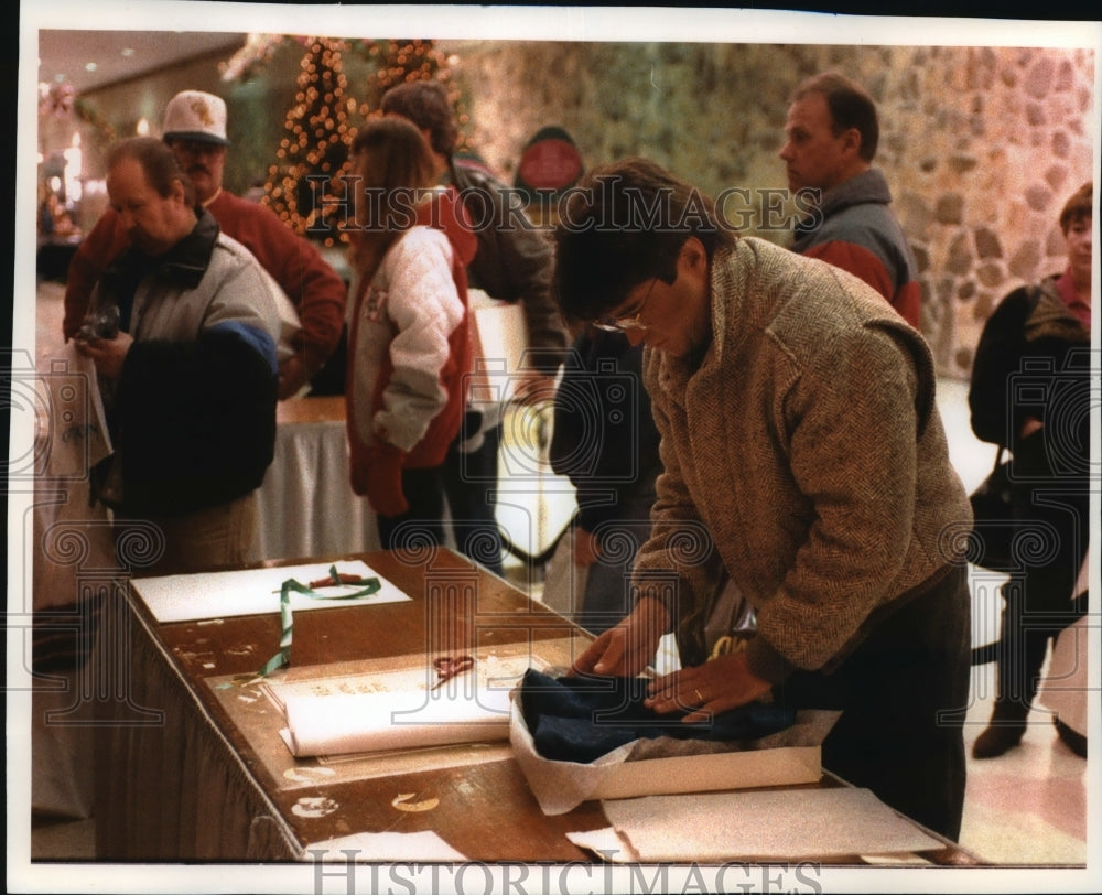 1993 Press Photo David Omastiak of Oconomowoc at the Brookfield Square - Historic Images