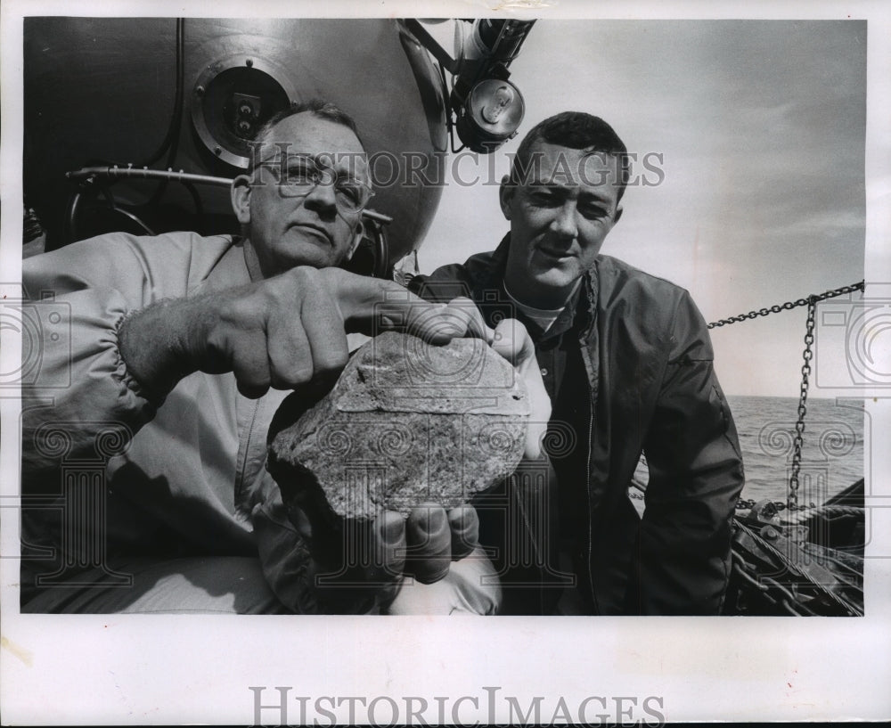 1967 Press Photo Jack Hough and Lee Somers Examine Rock University of Michigan- Historic Images