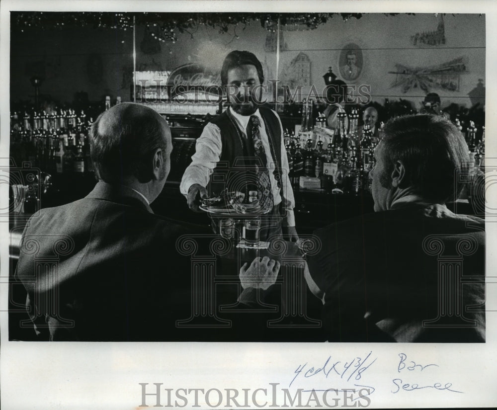 1977 Press Photo Tom Brady Bar in Detroit is closing soon- Historic Images