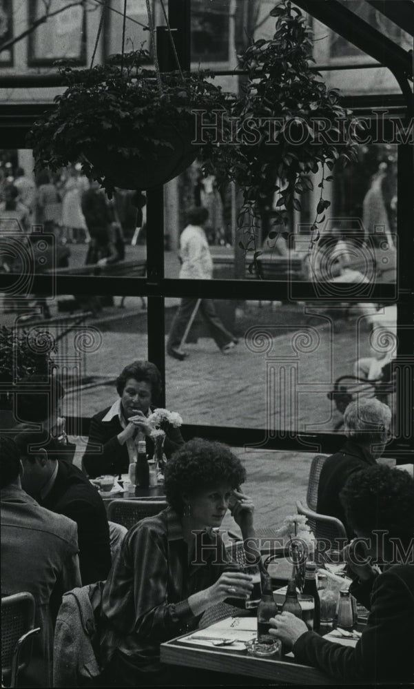 1977 Press Photo Faneuil Hall Marketplace Restaurant Boston, Massachusetts- Historic Images