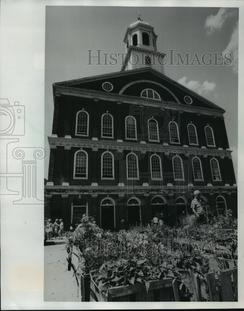 1975 Press Photo Flowers for Sale Faneuil Hall Marketplace Boston, Massachusetts- Historic Images