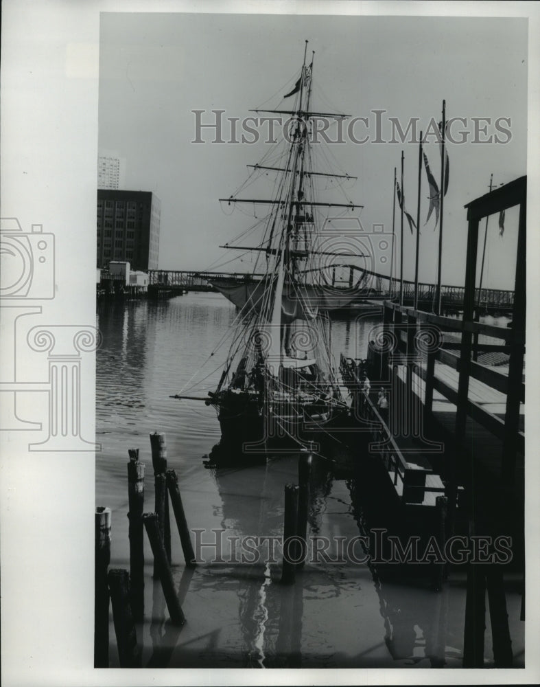 1975 Press Photo Replica of Boston Tea Party Ship &#39;Beaver&#39; Boston, Massachusetts- Historic Images