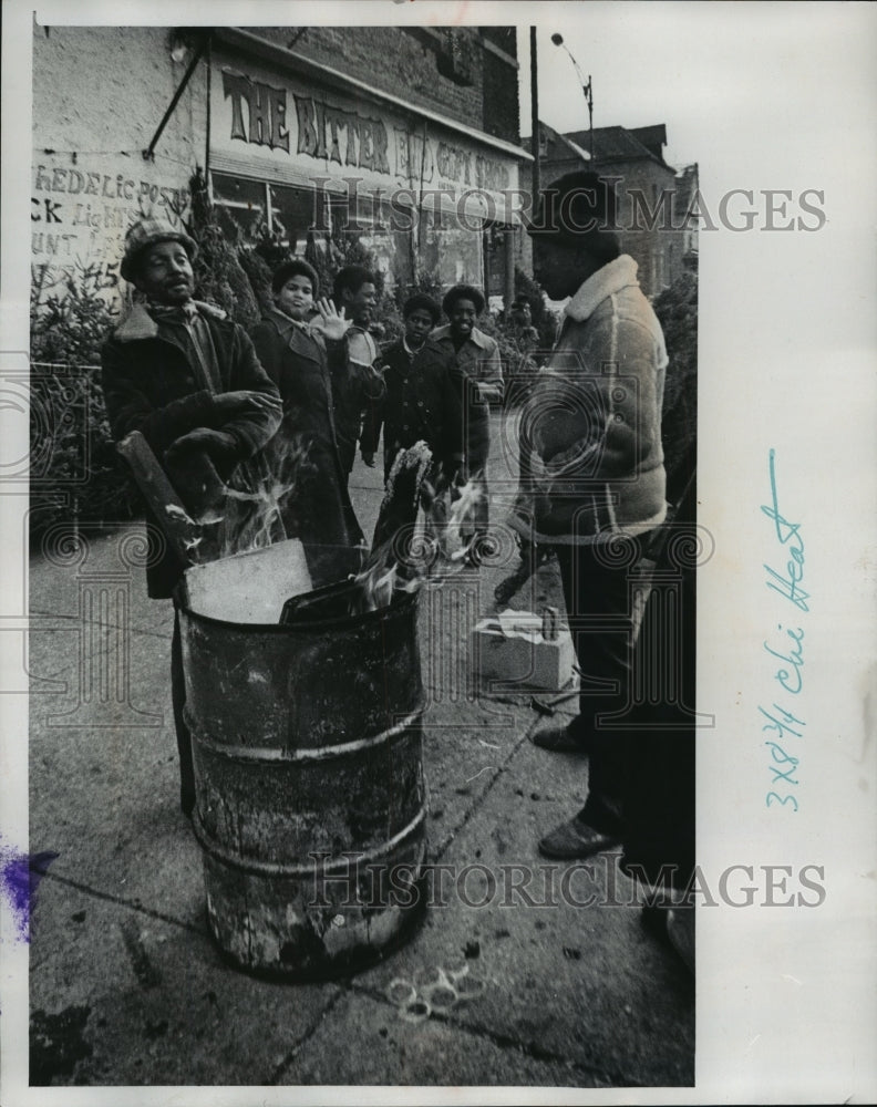 1976 Press Photo Christmas Tree Vendor in Englewood in Chicago, Illinois- Historic Images