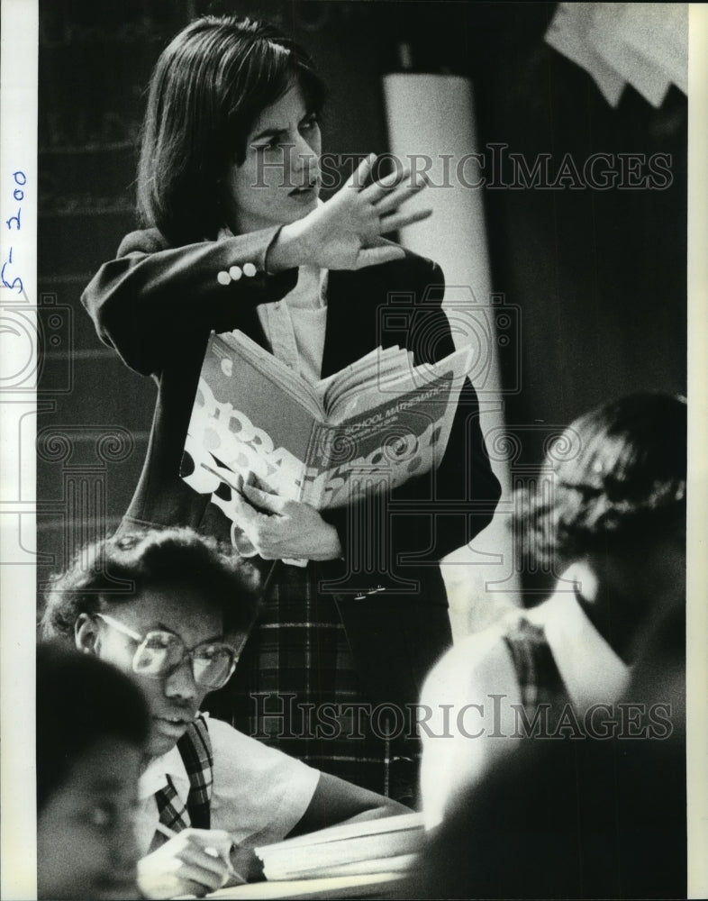 1981 Press Photo Teacher Bridget Mulligan at Holy Angles School in Chicago- Historic Images