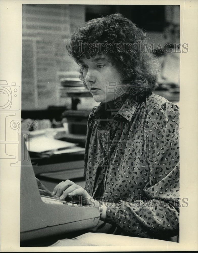 1986 Press Photo Paula Brookmire Milwaukee Journal Employee - Historic Images