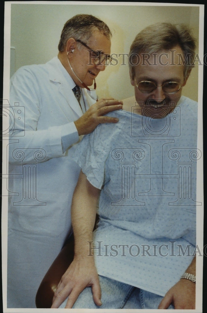 1990 Press Photo Paul Carbone, Doctor, with Kent Keegan, Cancer Patient- Historic Images