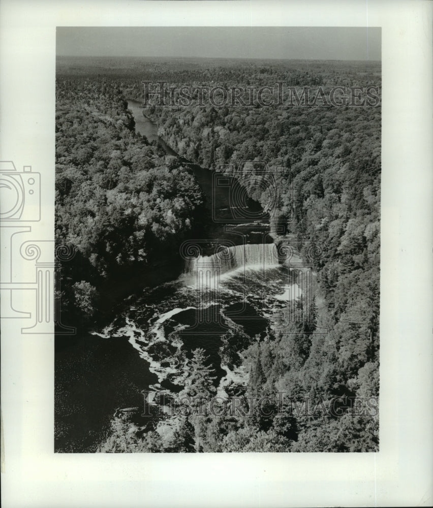 1987 Press Photo Tahquamenon Falls near Newberry, Michigan- Historic Images