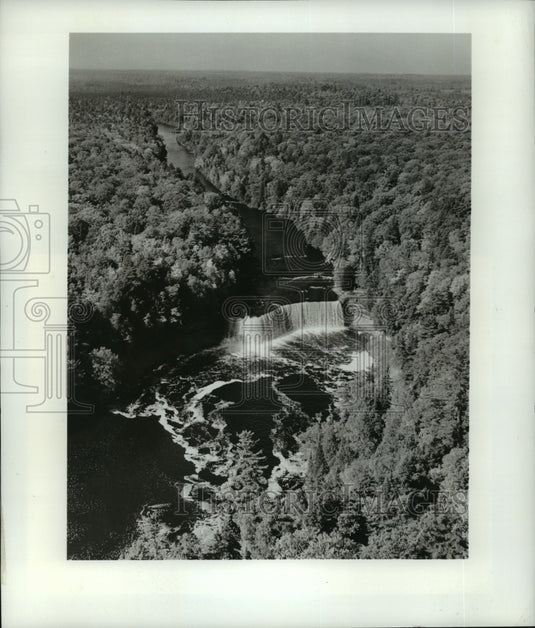 1987 Press Photo Tahquamenon Falls near Newberry, Michigan- Historic Images