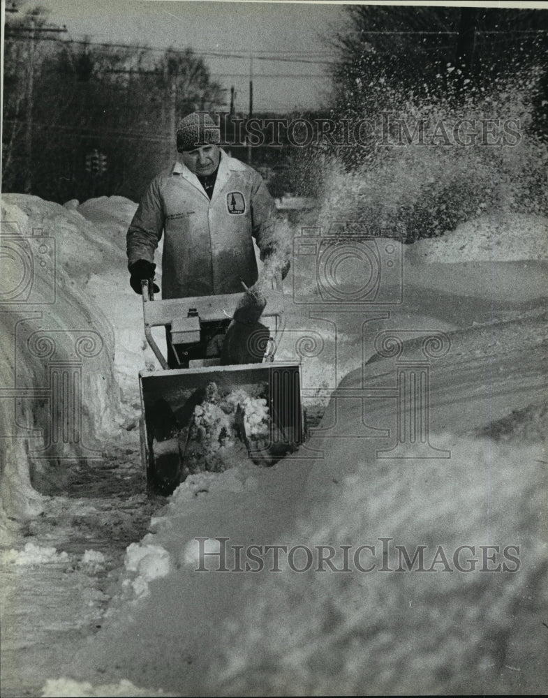 1984 Press Photo Joseph Beiring Snowblower Workout Marquette, Michigan- Historic Images