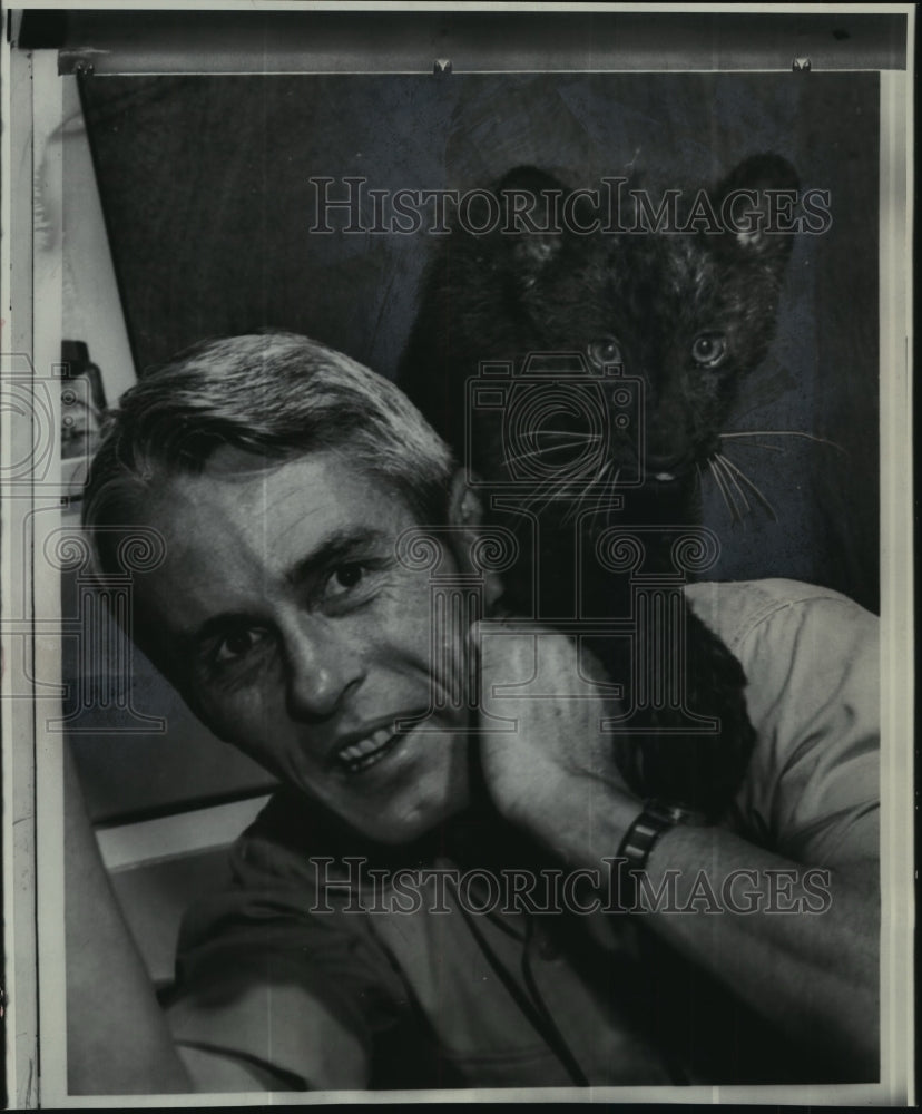 1967 Press Photo Leopard Cub on Curator of Mammals at Columbus Zoo, Robert Reck- Historic Images