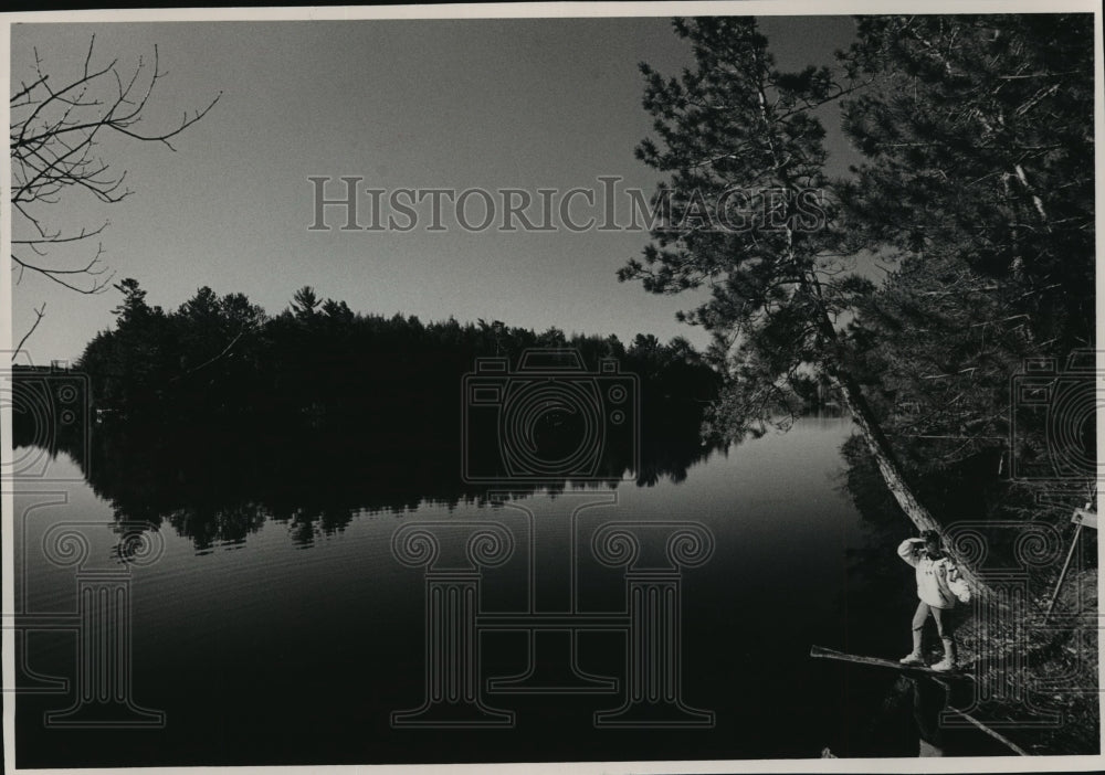 1991 Press Photo Magan Kobach at Laurel Lake near Three Lakes in Oneida County- Historic Images