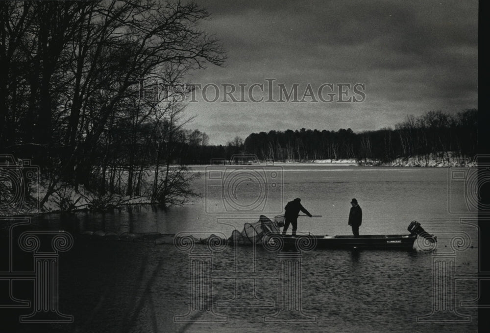 1991 Press Photo John Allen Supervises Collection of Northern Pike Flambeau Lake- Historic Images