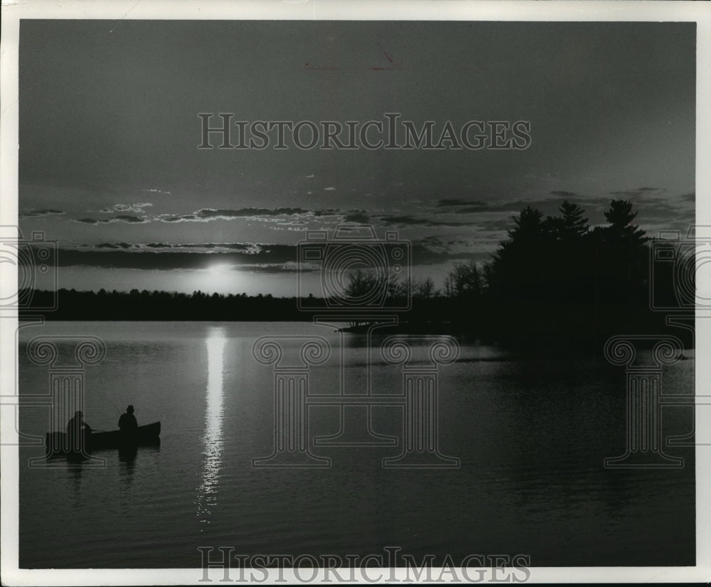 1980 Press Photo Warm Weather Draws Two Fisherman to Dexter Lake in Wood County- Historic Images