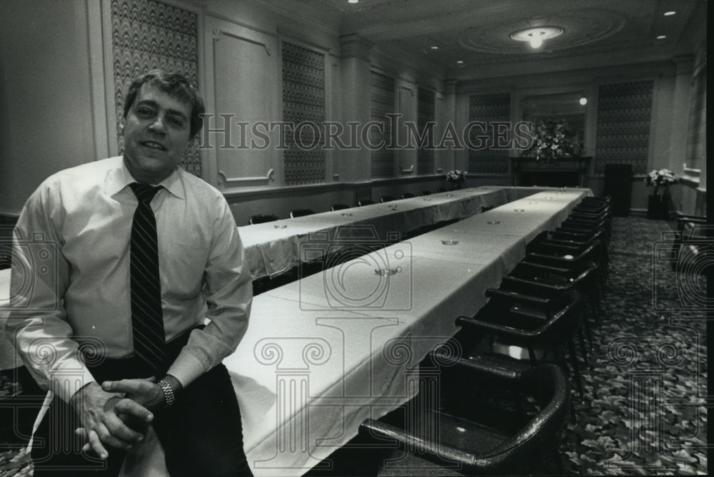 1991 Press Photo Don Wassenaar of the Wisconsin Hotel, in the Colonial Room.- Historic Images