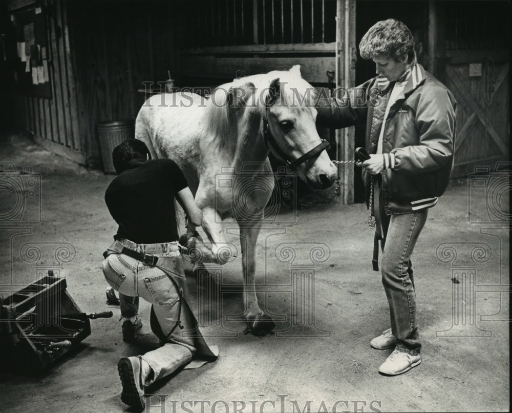 1988 Press Photo Horses hoof gets clipped by Wis. Horse &amp; Pony Human Society- Historic Images