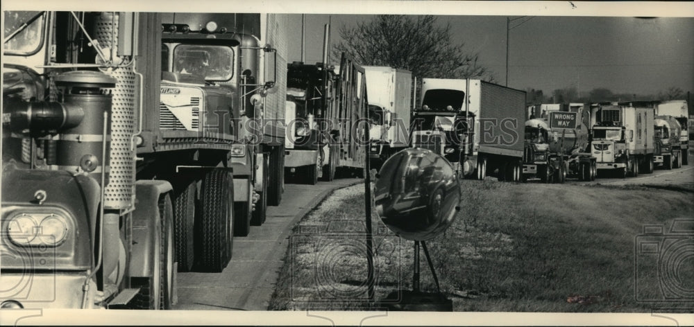 1987 Press Photo Line of Trucks at Racine Weigh Station on Interstate 94- Historic Images