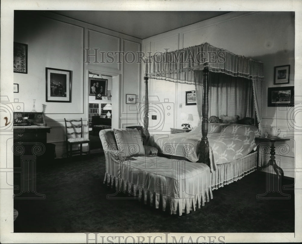 1942 Press Photo Red Guest Room at Blair House, Washington, D.C. - mja55820- Historic Images