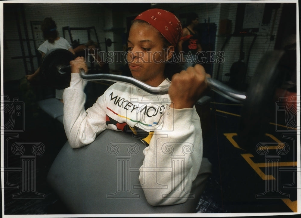 1993 Press Photo Daun Lewis at the Milwaukee Area Technical College Gymnasium- Historic Images