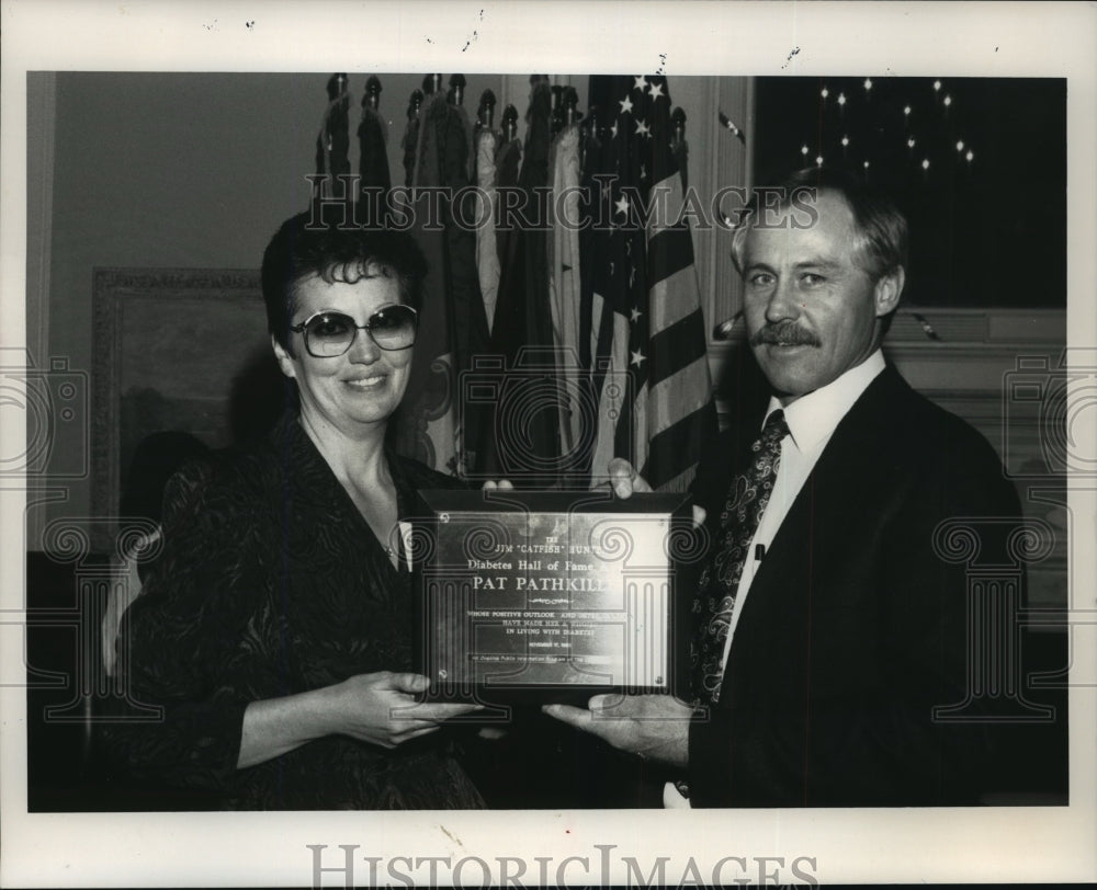 1988 Press Photo Jim Hunter Awards Pat Pathkiller, Diabetes Hall of Fame Award- Historic Images