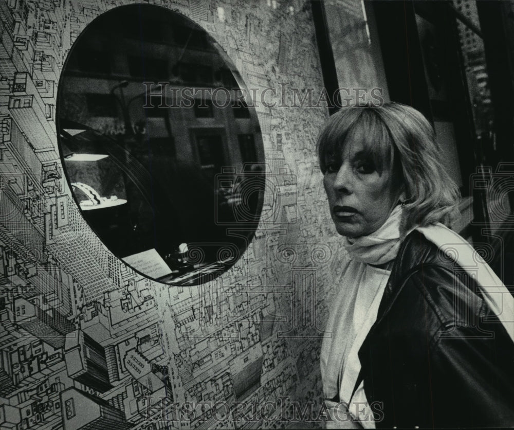 1984 Press Photo Display in Cartier&#39;s Window Catches Eye of a woman in NYC- Historic Images