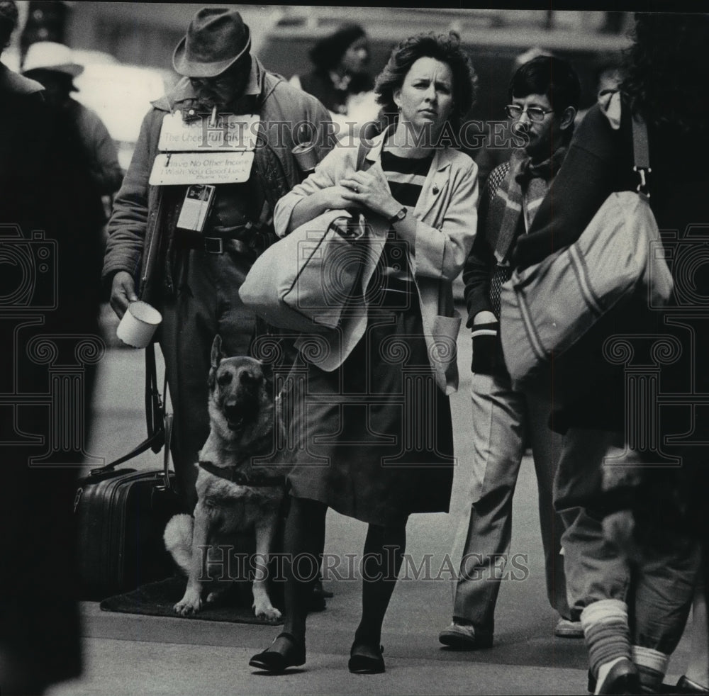 1984 Press Photo New York City 5th Avenue Crowd- Historic Images