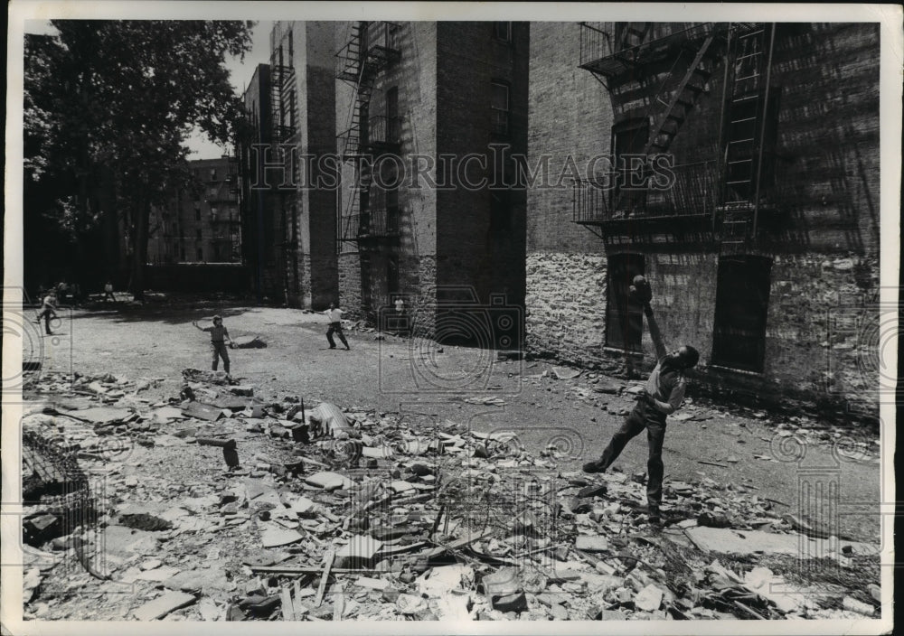 1975 Press Photo Youngster Making a Center Field Catch in the South Bronx- Historic Images