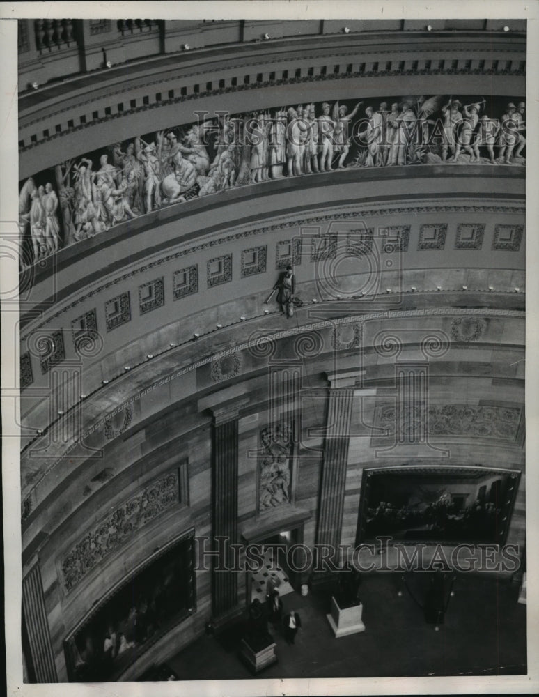 1975 Press Photo Eric Gardsmoe Cleans US Capitol Rotunda and replaces lightbulbs- Historic Images