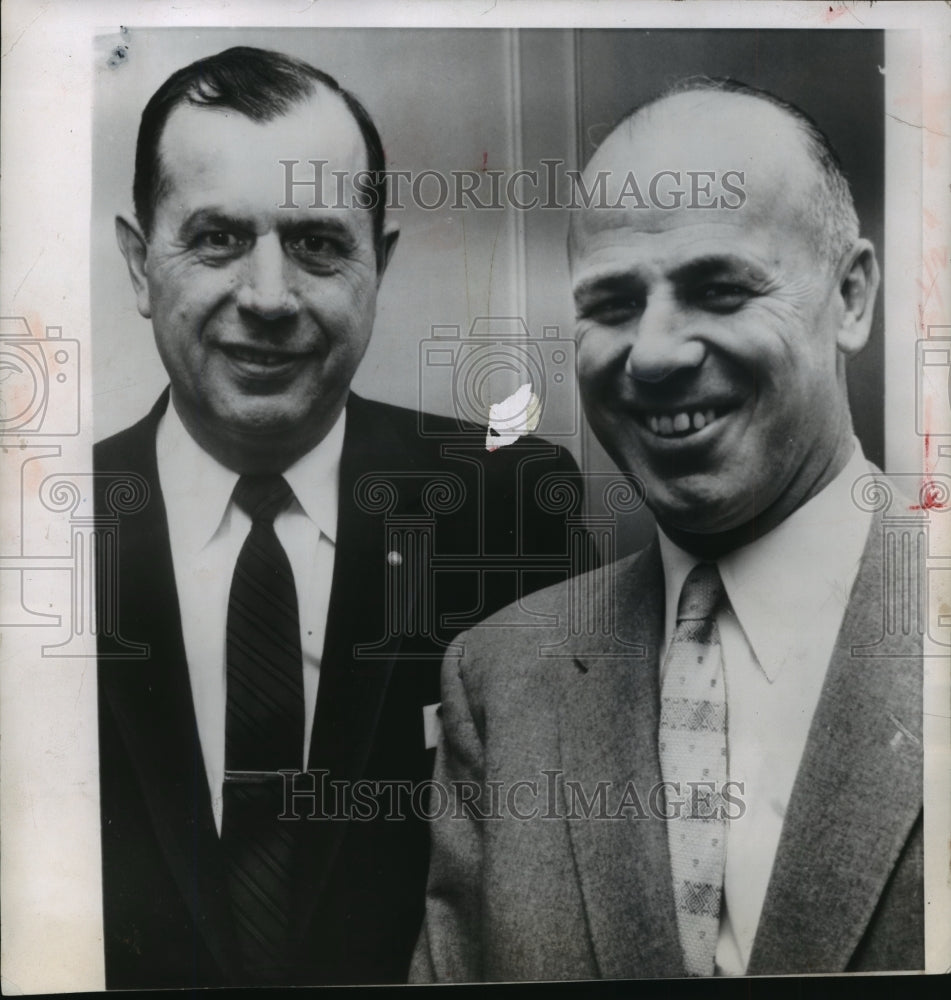 1958 Press Photo Coach Ray (Scooter) McLean Meets With Manager Verne Lewellen- Historic Images