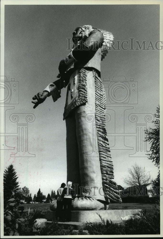 1982 Press Photo Visitors in Ironwood Under Hiawatha Memorial- Historic Images