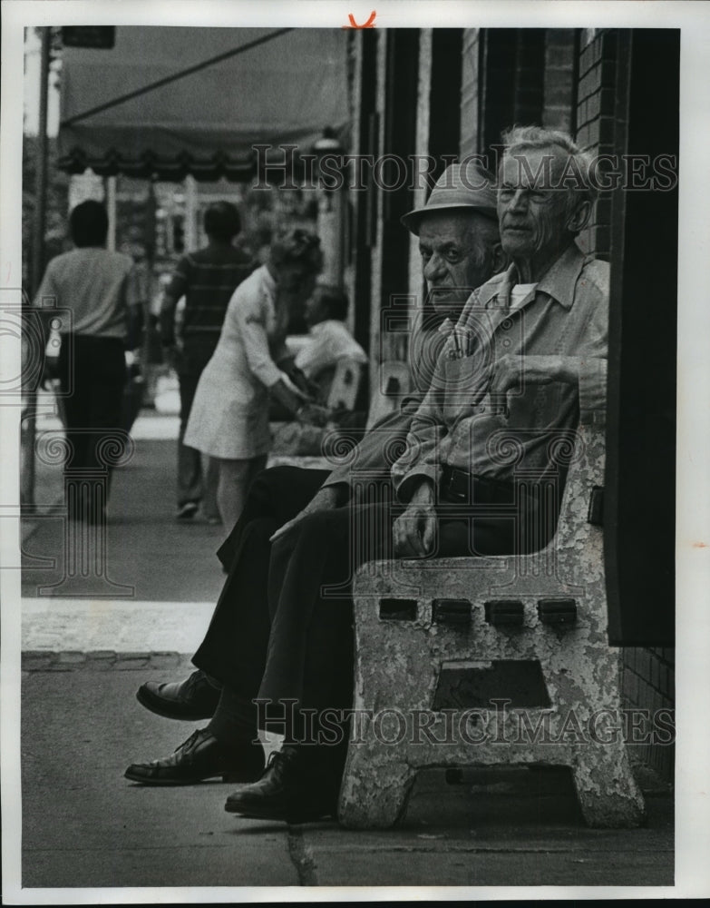 1977 Press Photo Two Men Sitting on a Bench in Detroit&#39;s Greektown- Historic Images