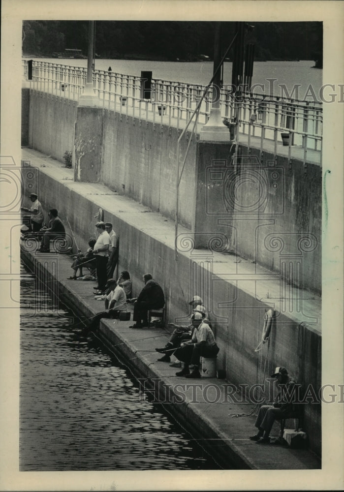 1983 Press Photo Fishermen At The Lock On The Mississippi River- Historic Images