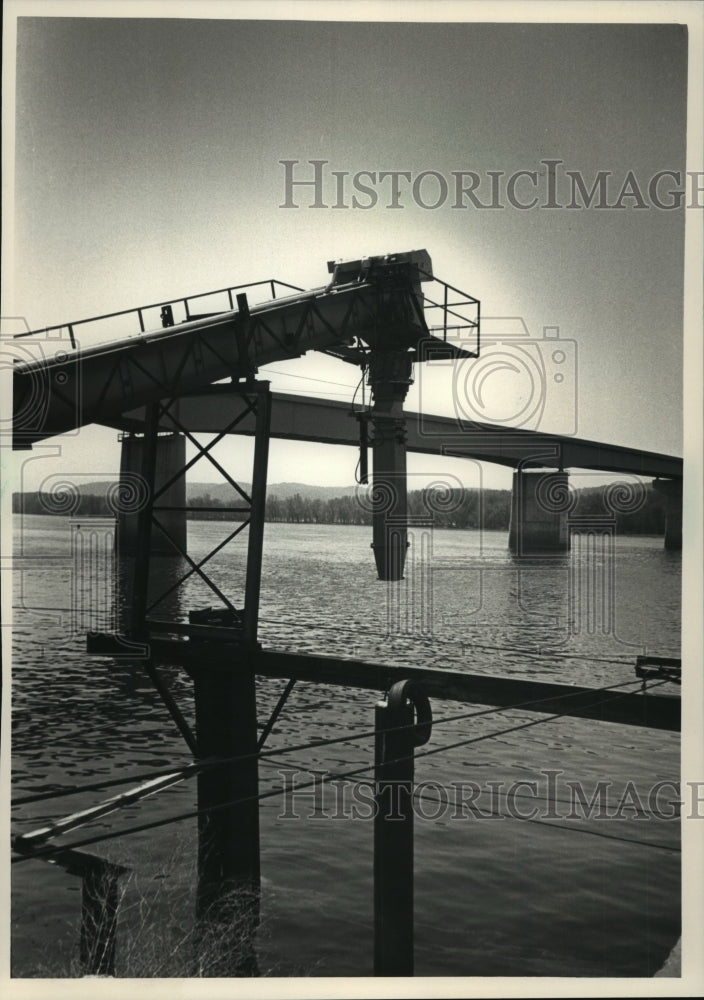 1988 Press Photo Barge Traffic Could Imperil Habitat For Endangered Clam- Historic Images