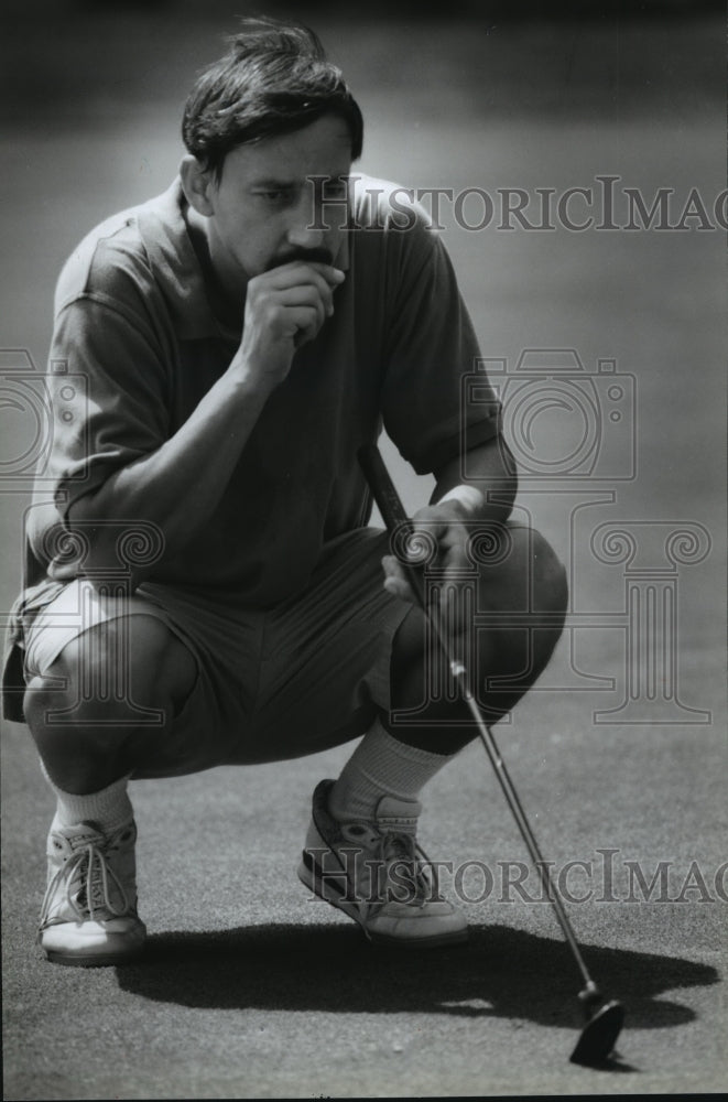 1994 Press Photo Craig Esson Lines Up Putt Wisconsin State Police and Fire Games- Historic Images