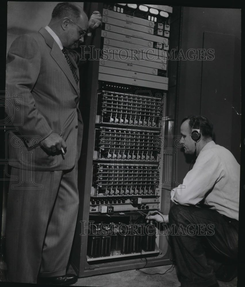 1954 Press Photo John Barber, Owner, Watches Frank Krueger Check New Device- Historic Images