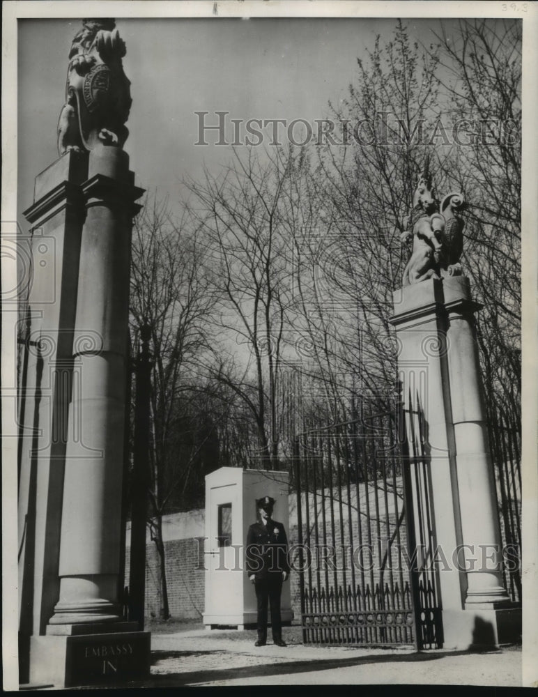 1940 Press Photo Guard at Gates of British Embassy, Washington, D.C.- Historic Images