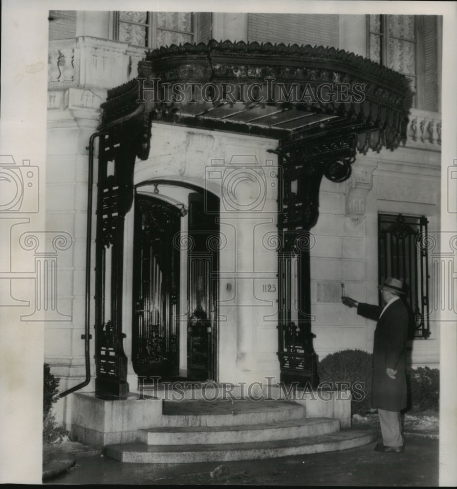 1951 Press Photo Soviet Embassy in Washington D.C., Name Plates Stolen- Historic Images