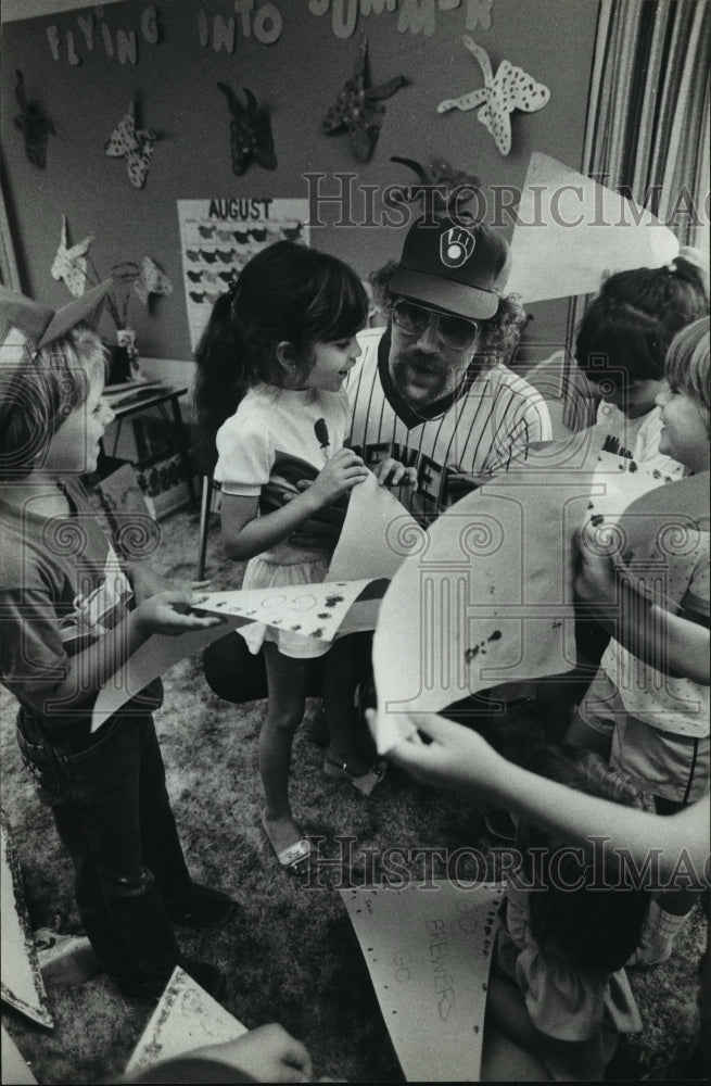 1983 Press Photo Mil. Brewers, Pete Ladd, with Lindsey Ladd at Teaching Center- Historic Images