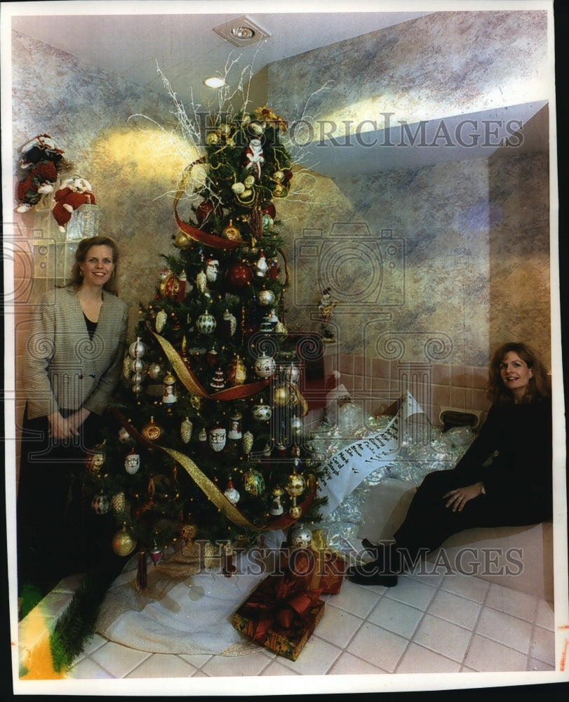 1999 Press Photo Debra Thomson and Jan Neis of Brookfield in Christmas House- Historic Images