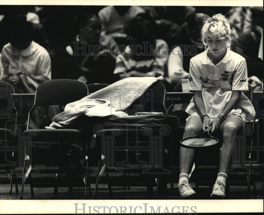 1987 Press Photo Teri Whitlinger After Losing to Her Twin Sister Tami- Historic Images