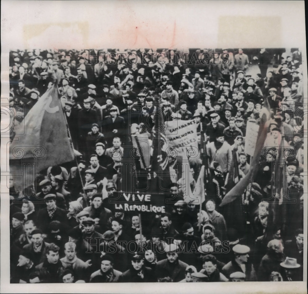 1960 Press Photo Socialist Striker in La Louviere, Belgium - mja56996