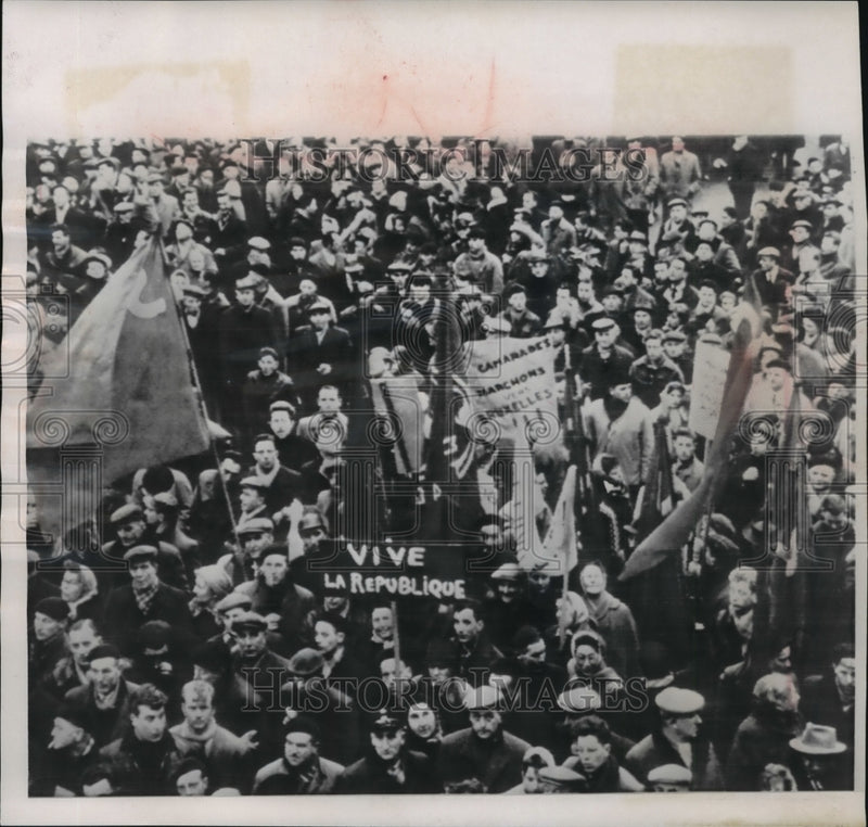 Load image into Gallery viewer, 1960 Press Photo Socialist Striker in La Louviere, Belgium - mja56996
