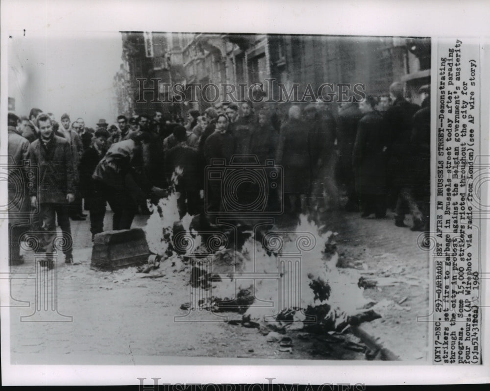 1960 Press Photo Burning Garbage During Strikes in Brussels, Belgium - mja56999