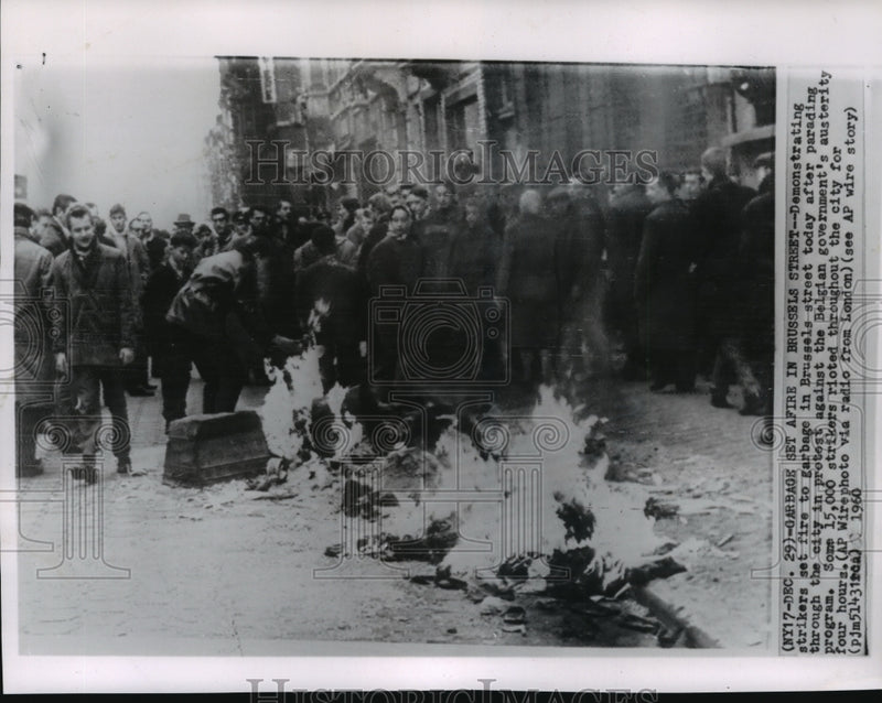 Load image into Gallery viewer, 1960 Press Photo Burning Garbage During Strikes in Brussels, Belgium - mja56999
