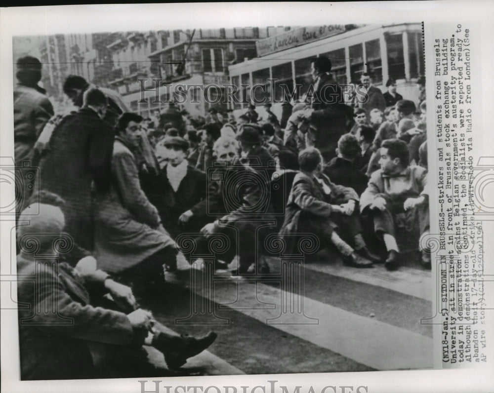 1961 Press Photo Strikers and Students in Front of Brussels Stock Exchange- Historic Images