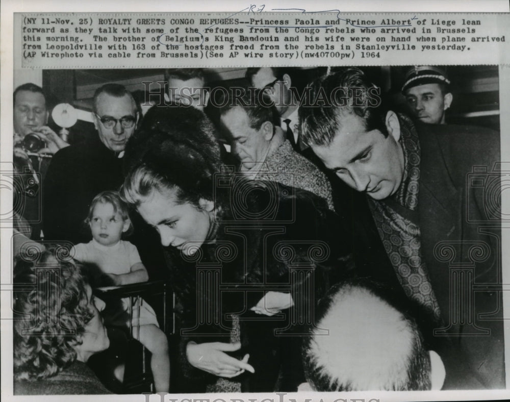 1964 Press Photo The Princess Paola and Prince Albert of Liege with Refugees- Historic Images