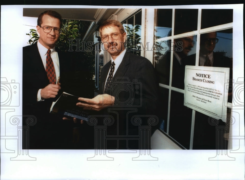 1995 Press Photo Kenneth Brusda and Enoch Carver Outside a Valley Bank Branch- Historic Images