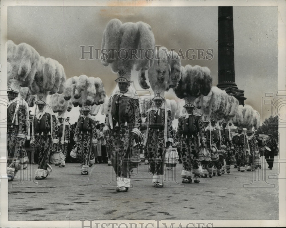 1961 Press Photo Belgian clowns from Jemmape in a folklore festival in Paris- Historic Images